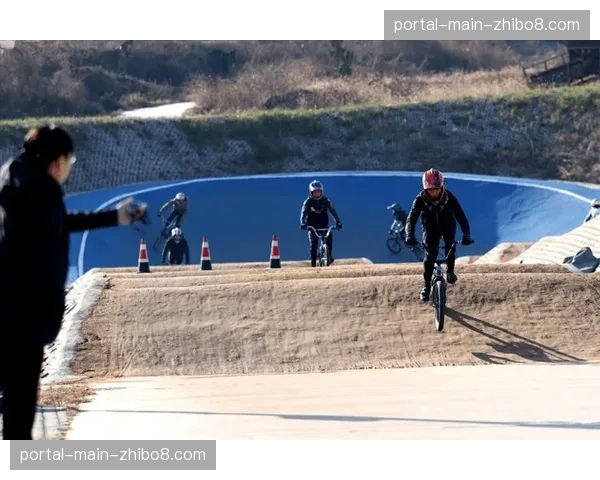 中国小轮车联赛山东招远站开赛，泥地竞速项目考验车手爆发力与控车技巧