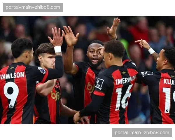 终场时刻：伯恩茅斯球员庆祝12场不败纪录延续